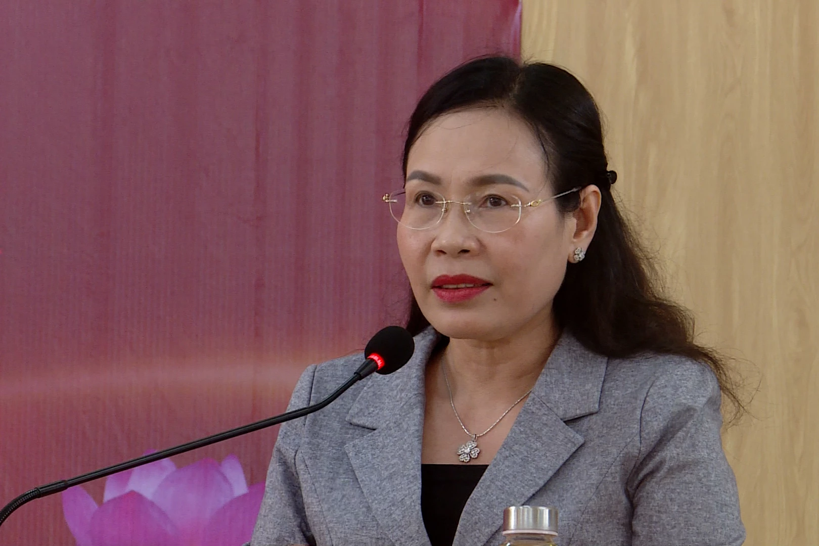 Đồng chí Phạm Thị Hân, Ủy viên Ban Thường vụ Tỉnh ủy, Bí thư Đảng ủy phường Đồng Hới kết luận tại hội nghị. Ảnh: H.Tr.