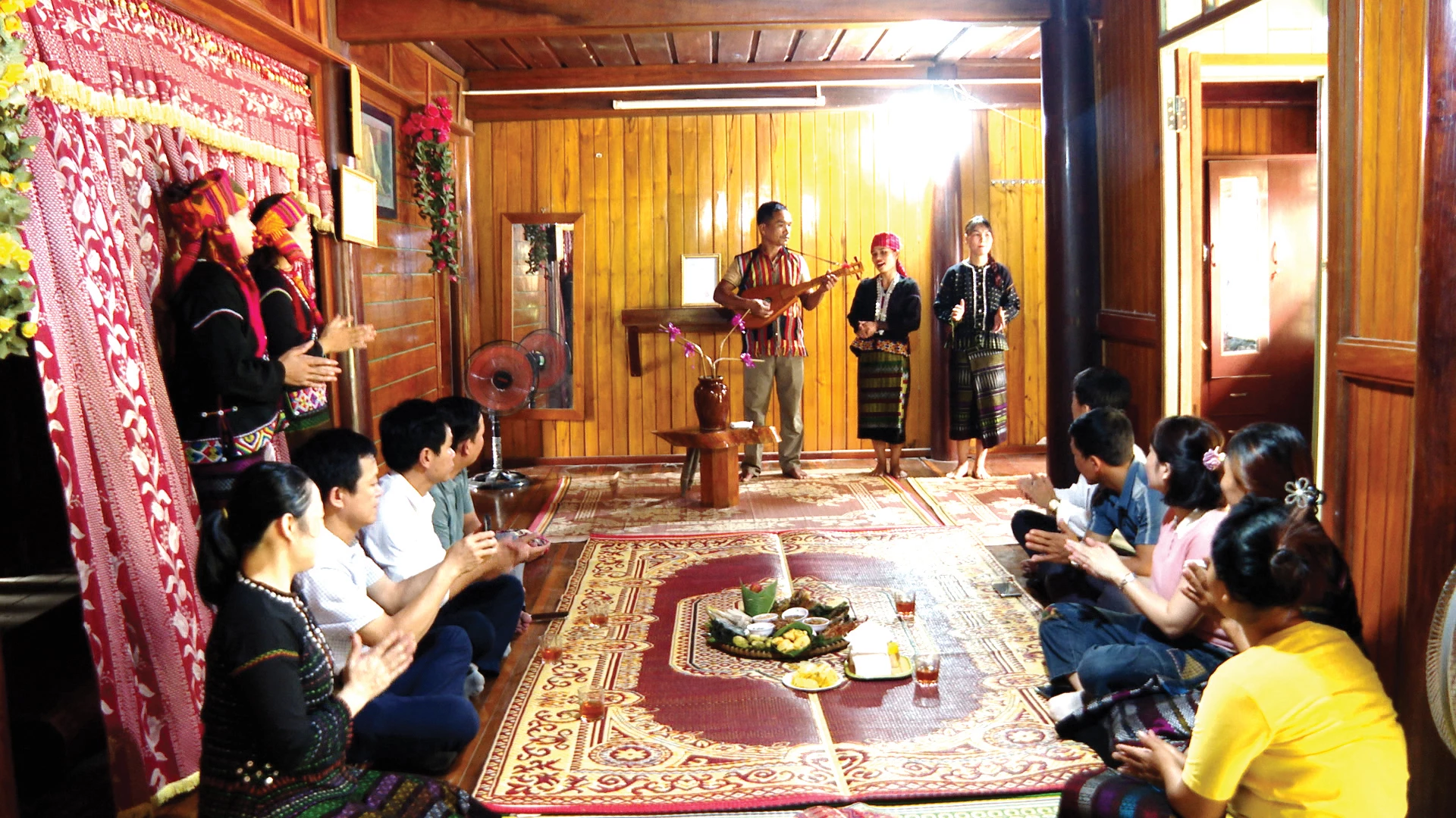 Mô hình du lịch cộng đồng do Tổ hợp tác Du lịch văn hóa cộng đồng Phụ nữ Bru- Vân Kiều ở bản Hà Lẹc, xã Kim Ngân triển khai thu hút nhiều du khách tham quan- Ảnh: L.T
