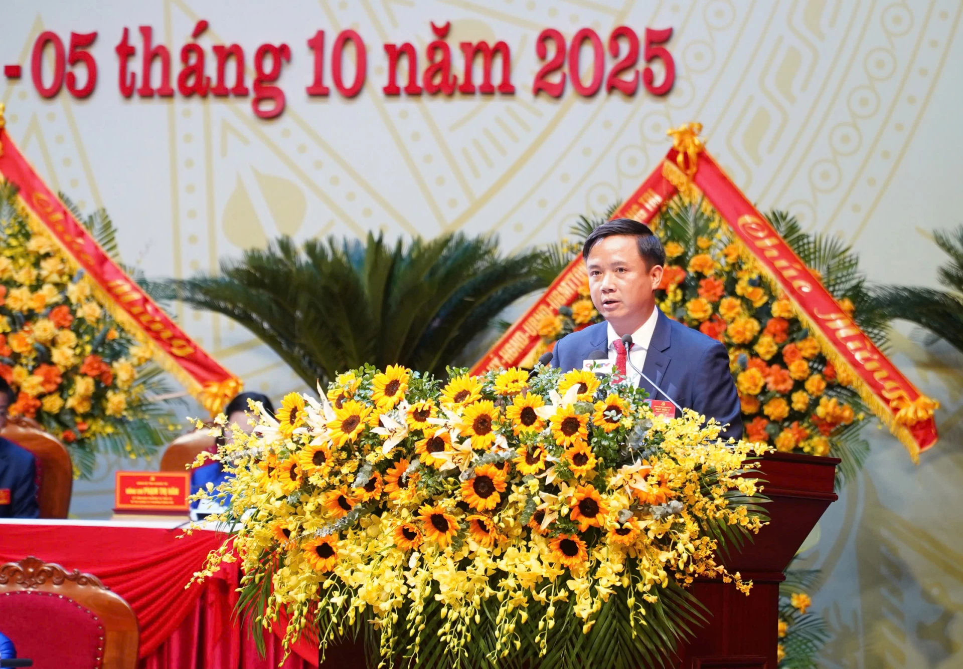 Đồng chí Phạm Tiến Nam, Tỉnh ủy viên, Phó Bí thư Đảng ủy các cơ quan Đảng tỉnh trình bày tham luận về góp ý vào Dự thảo Báo cáo chính trị của Ban Chấp hành Trung ương Đảng khóa XIII tại Đại hội XIV của Đảng