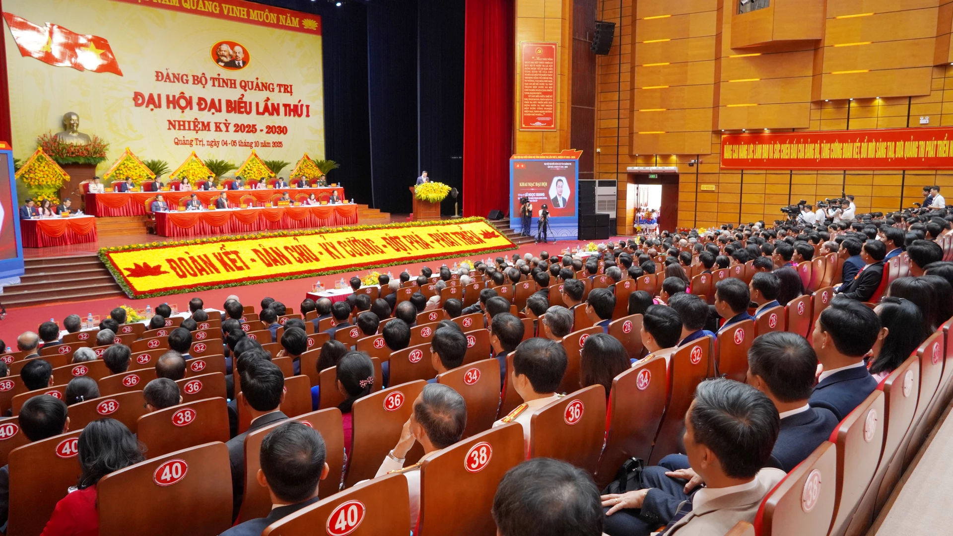 Quang cảnh đại hội