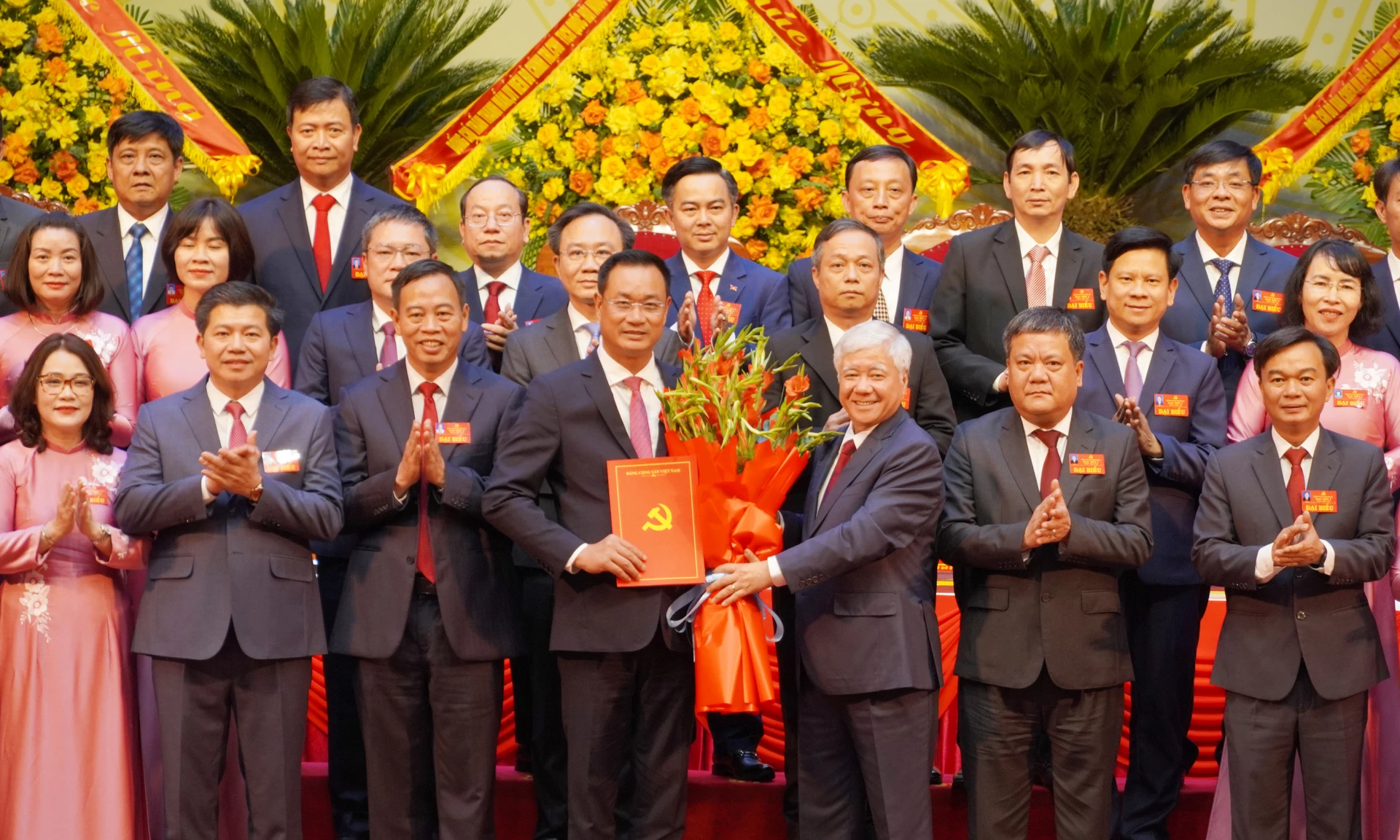 Đồng chí Đỗ Văn Chiến, Ủy viên Bộ Chính trị, Bí thư Trung ương Đảng, Chủ tịch Ủy ban Trung ương MTTQ Việt Nam tặng hoa chúc mừng Ban Chấp hành Đảng bộ tỉnh Quảng Trị nhiệm kỳ 2025-2030