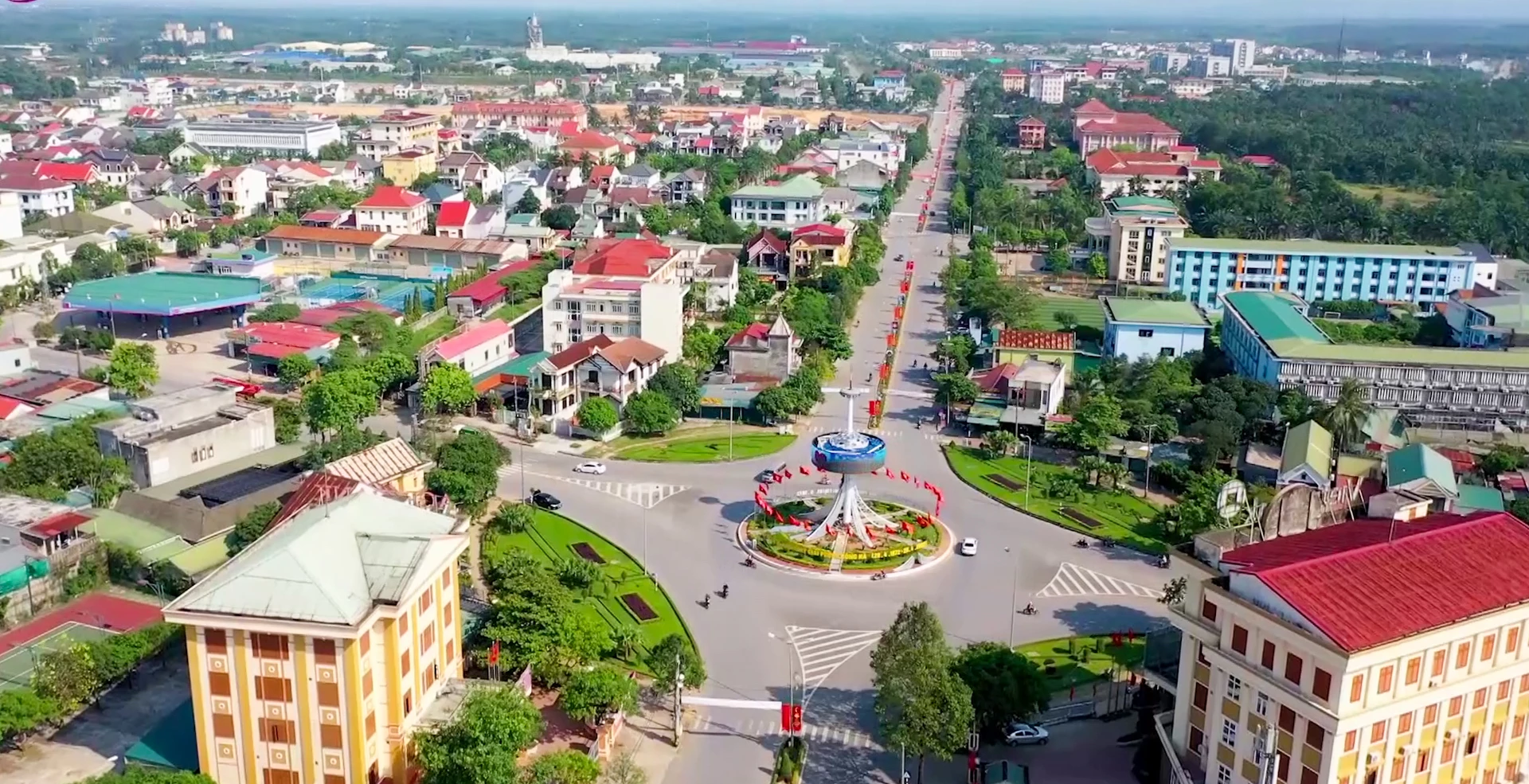 Đường phố phường Nam Đông Hà rực rỡ cờ hoa chào mừng sự kiện lớn của quê hương 