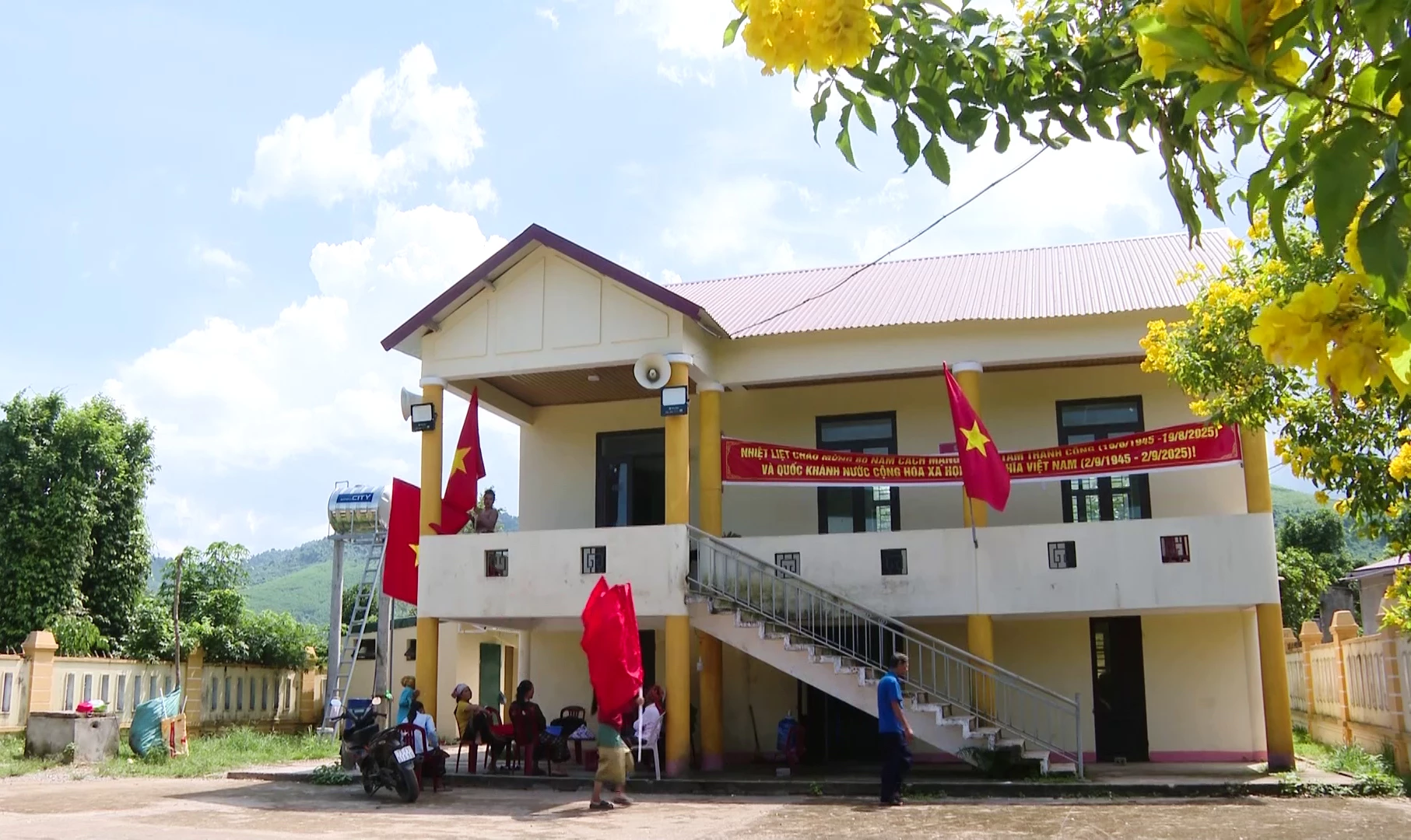 Đồng bào bản Khe Ngát, xã Nam Trạch tất bật trang trí tại Trung tâm học tập cộng đồng chào mừng Đại hội đại biểu Đảng bộ tỉnh lần thứ I, nhiệm kỳ 2025-2030