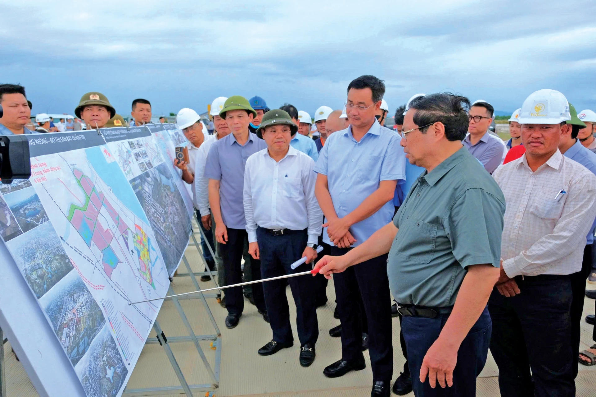 Thủ tướng Chính phủ Phạm Minh Chính kiểm tra tiến độ thi công dự án Cảng hàng không Quảng Trị ngày 26/7/2025 -Ảnh: Trần Tuyền