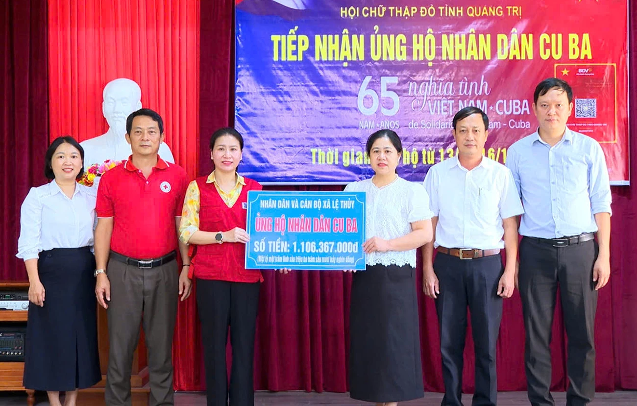 Đại diện lãnh đạo xã Lệ Thủy trao tiền ủng hộ Nhân dân Cuba - Ảnh: N.H