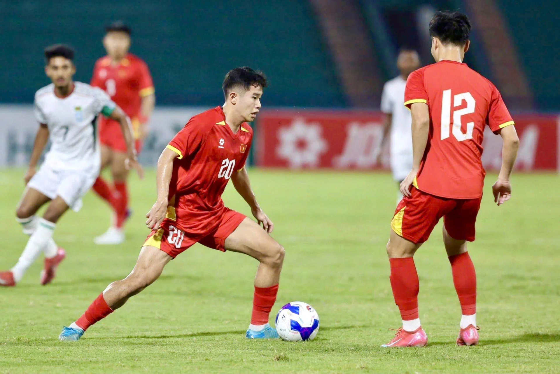 Cầu thủ Anh Quân (số 20) luôn thi đấu hết mình trong màu đội tuyển U23 Việt Nam - Ảnh: NVCC