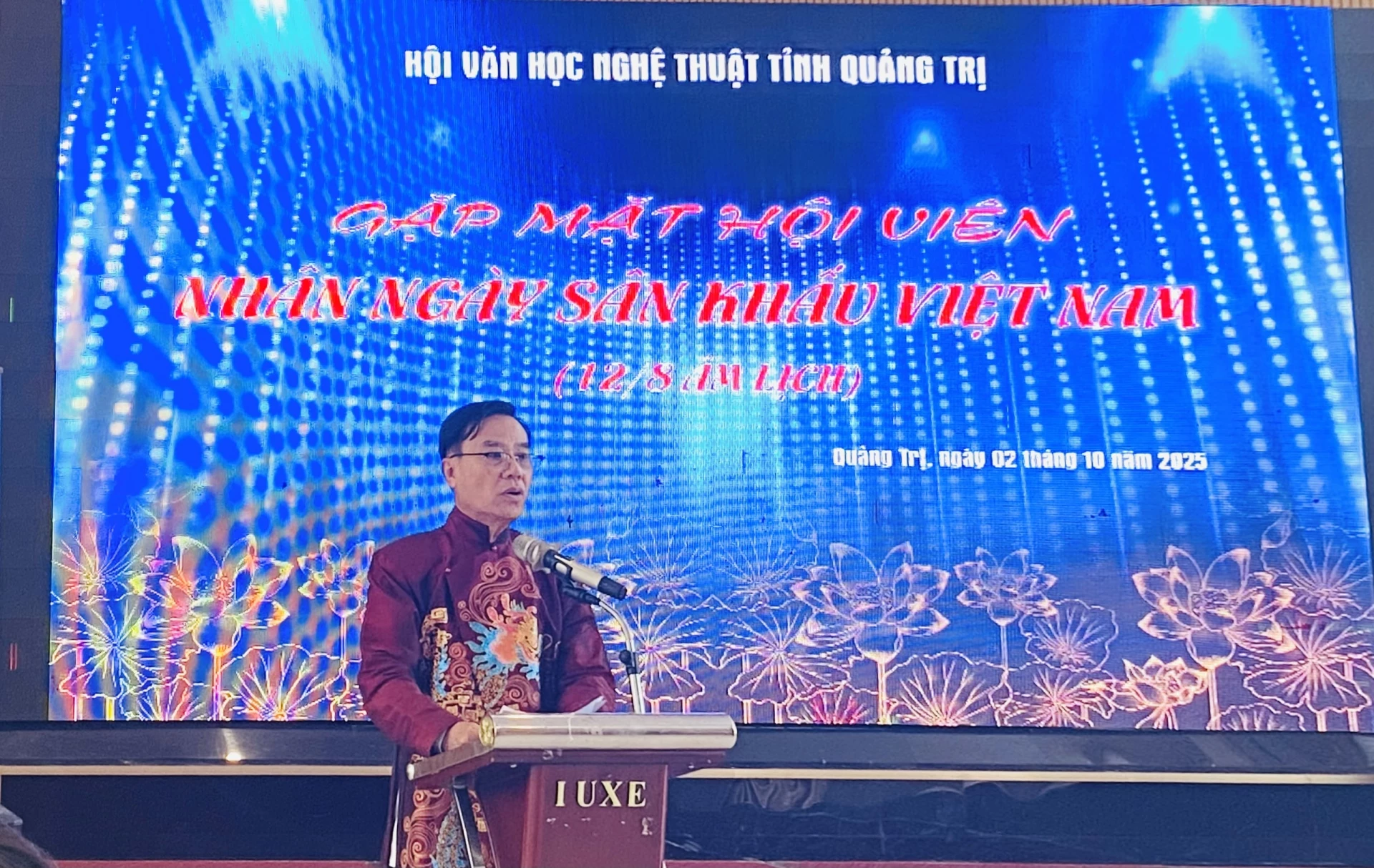 Các văn, nghệ sĩ phát biểu tại buổi gặp mặt - Ảnh: T.L