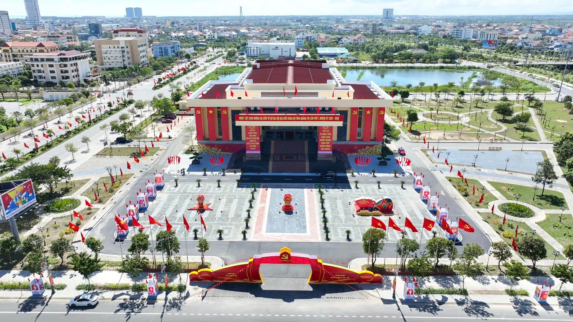 Trung tâm Văn hoá - Điện ảnh tỉnh, nơi diễn ra Đại hội đại biểu Đảng bộ tỉnh Quảng Trị lần thứ I, nhiệm kỳ 2025-2030 được rực rỡ cờ hoa sẵn sàng cho ngày hội trọng đại của quê hương