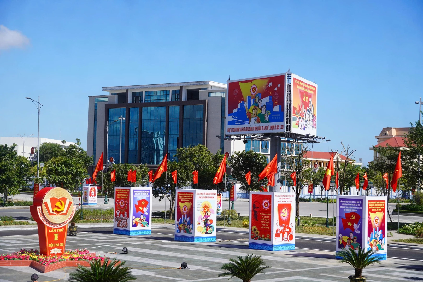 Các băng rôn, khẩu hiệu được trang trí ngay ngắn tại Trung tâm Văn hoá - Điện ảnh tỉnh 