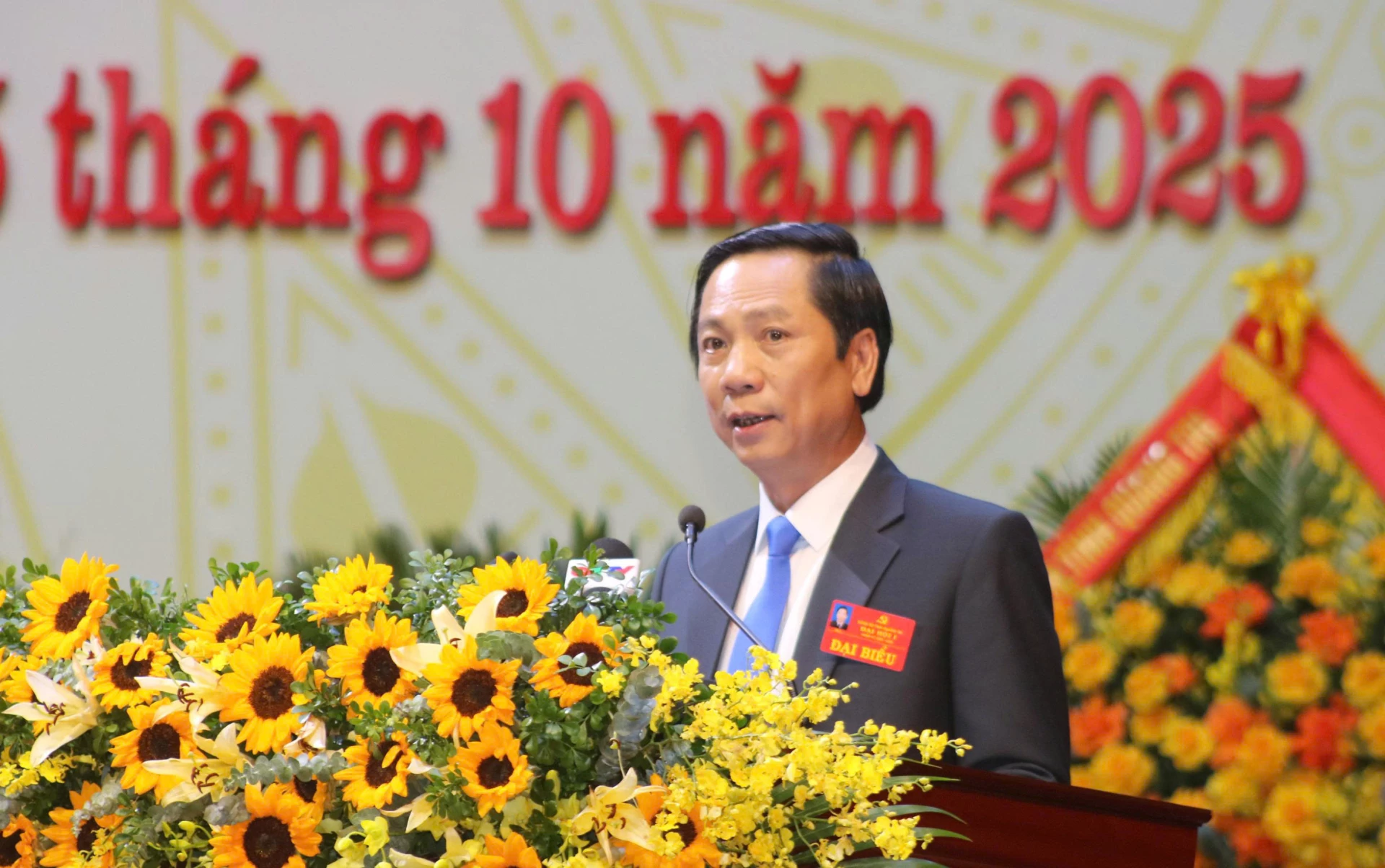 Đồng chí Hoàng Nam, Phó Chủ tịch Thường trực UBND tỉnh báo cáo công tác tổ chức phục vụ đại hội