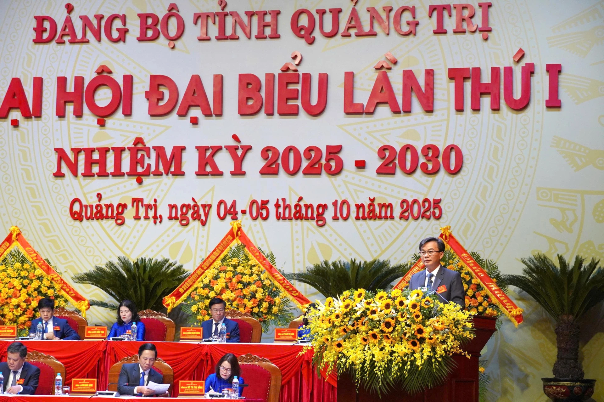 Đồng chí Nguyễn Chiến Thắng, Phó Bí thư Tỉnh ủy, Chủ tịch Ủy ban MTTQ Việt Nam tỉnh, Phó Chủ tịch HĐND tỉnh trình bày các nội dung, chương trình Đại hội 