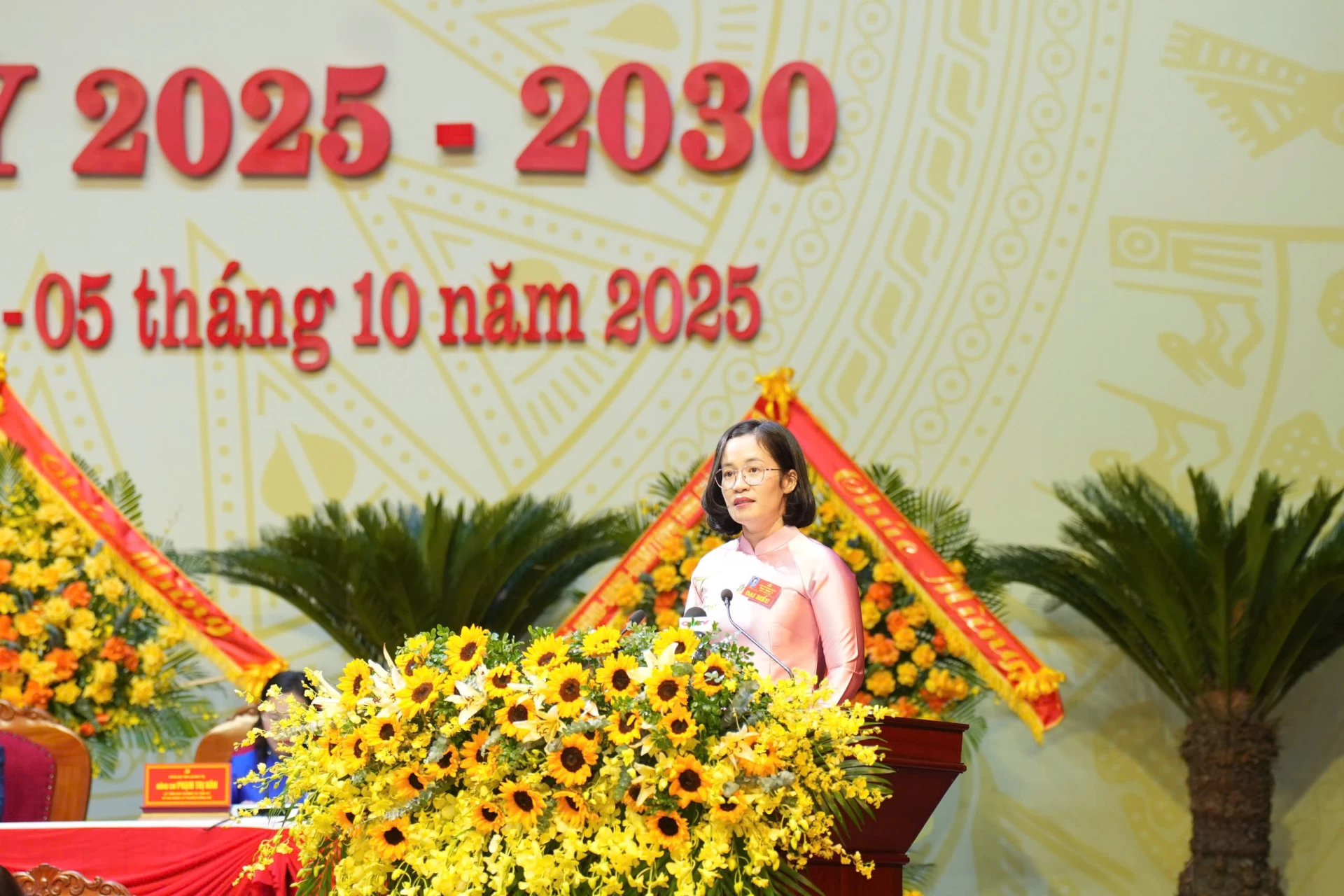 Đồng chí Đinh Thị Ngọc Lan, Bí thư Đảng ủy phường Bắc Gianh trình bày tham luận góp ý Dự thảo Chương trình hành động của Ban Chấp hành Trung ương Đảng thực hiện Nghị quyết Đại hội XIV của Đảng