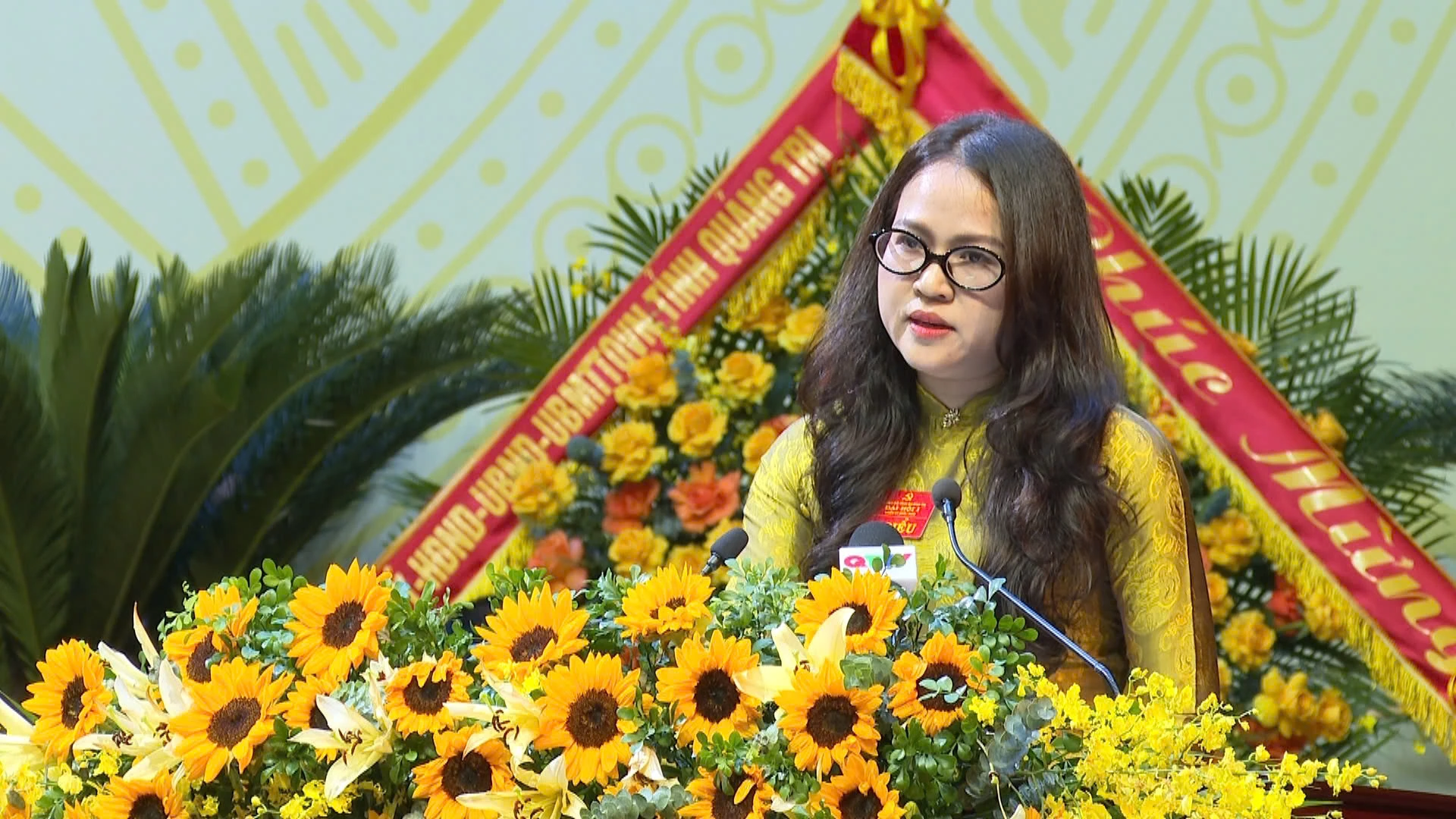 Đồng chí Thái Thị Hồng Minh, Phó hiệu trưởng Trường Chính trị Lê Duẩn góp ý vào Dự thảo Báo cáo tổng kết một số vấn đề lý luận và thực tiễn về công cuộc đổi mới theo định hướng xã hội chủ nghĩa trong 40 năm qua ở Việt Nam
