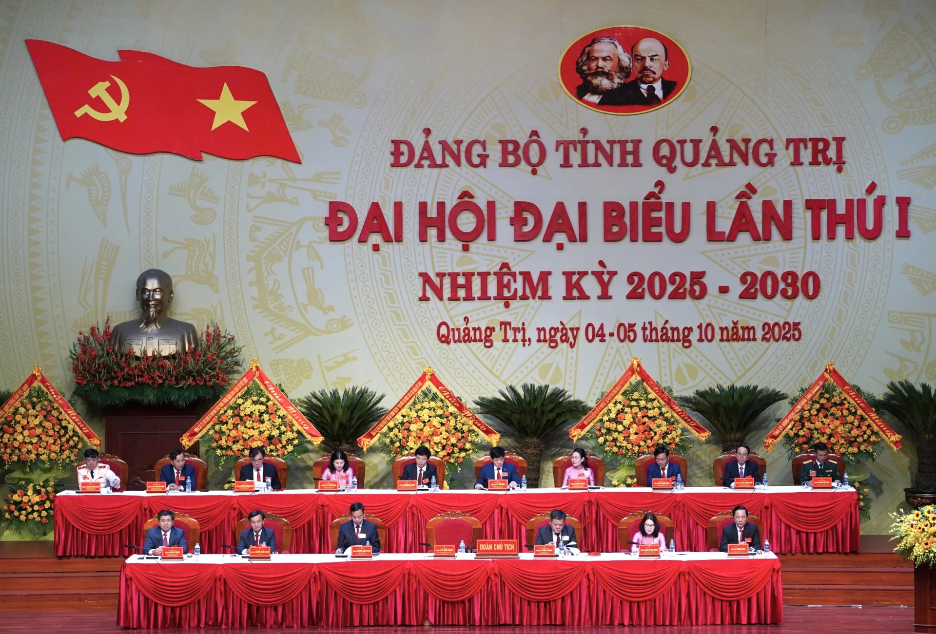 Đoàn Chủ tịch điều hành đại hội - Ảnh: Xuân Hoàng