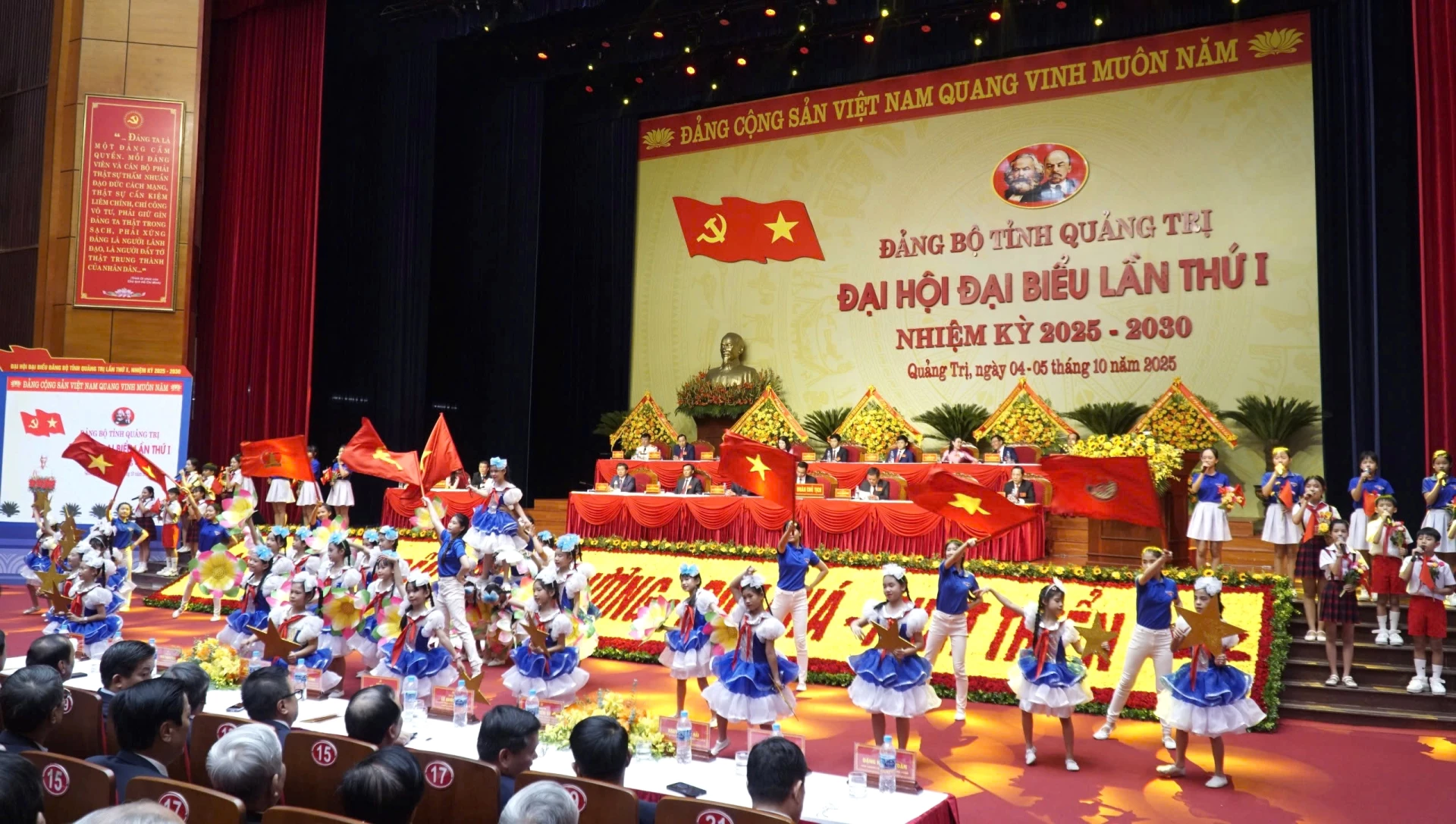 Tiết mục văn nghệ của đại biểu thiếu nhi chào mừng đại hội 