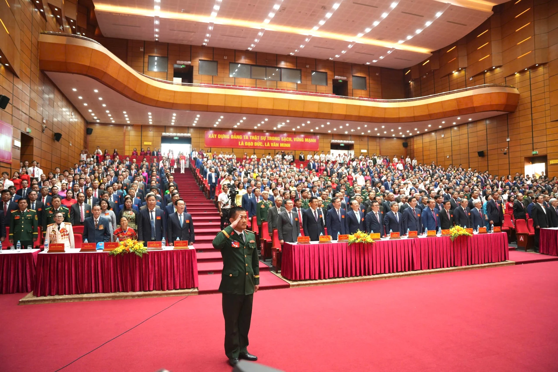 Các đại biểu thực hiện nghi lễ chào cờ