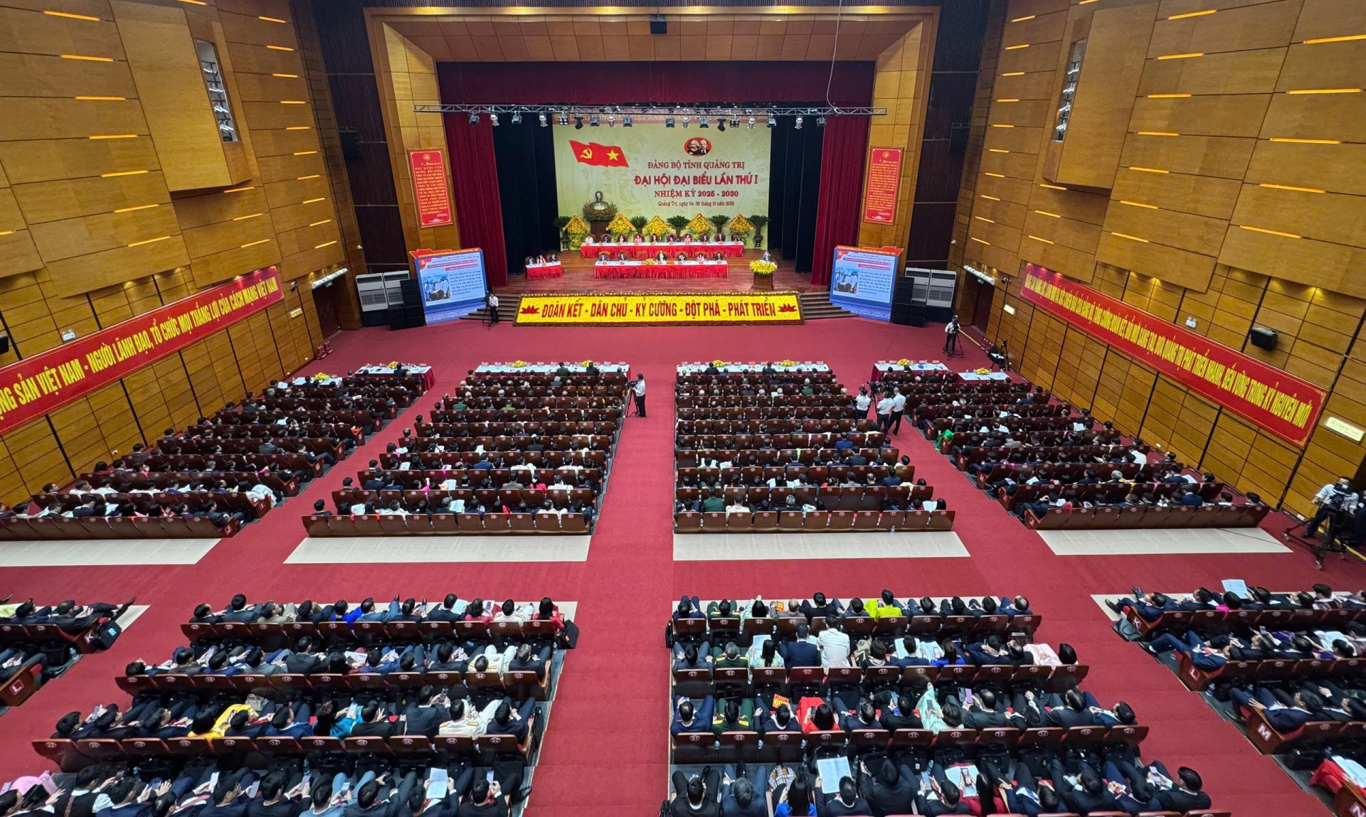 Toàn cảnh đại hội