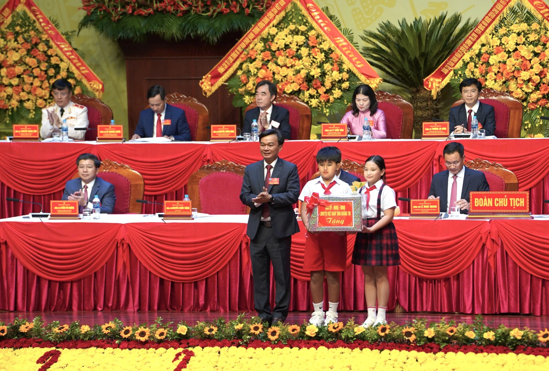 Đồng chí Nguyễn Chiến Thắng, Phó Bí thư Tỉnh uỷ, Chủ tịch Uỷ ban MTTQ Việt Nam tỉnh, Phó Chủ tịch HĐND tỉnh tặng quà cho các cháu đại biểu thiếu nhi 