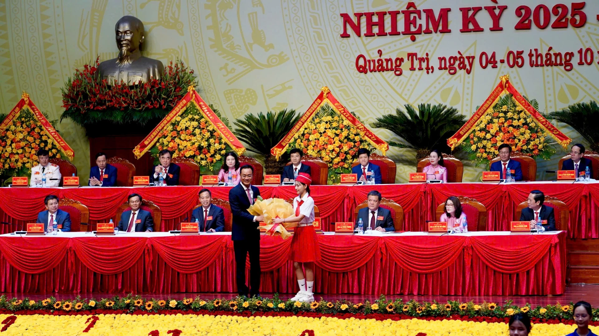 Đại biểu thiếu nhi tặng hoa chúc mừng đại hội 
