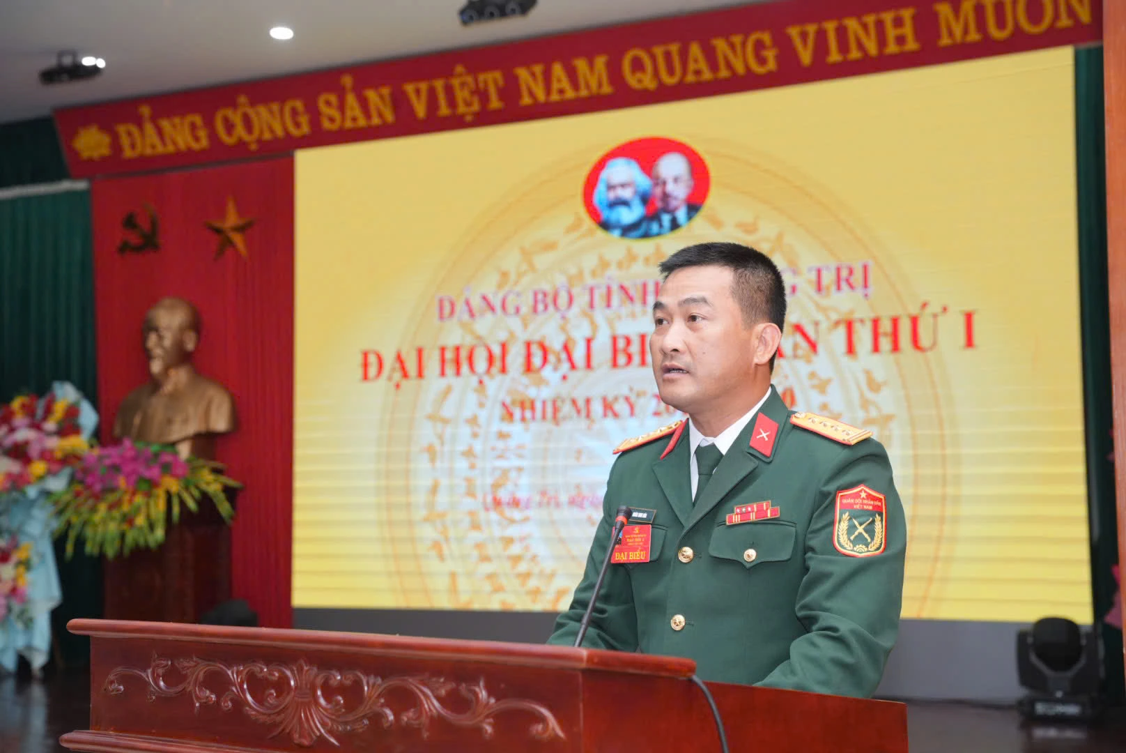 Đồng chí Đoàn Sinh Hoà, Ủy viên Ban Thường vụ Tỉnh ủy, Chỉ huy trưởng Bộ Chỉ huy Quân sự tỉnh điều hành Tổ thảo luận số 5 - Ảnh: N.H