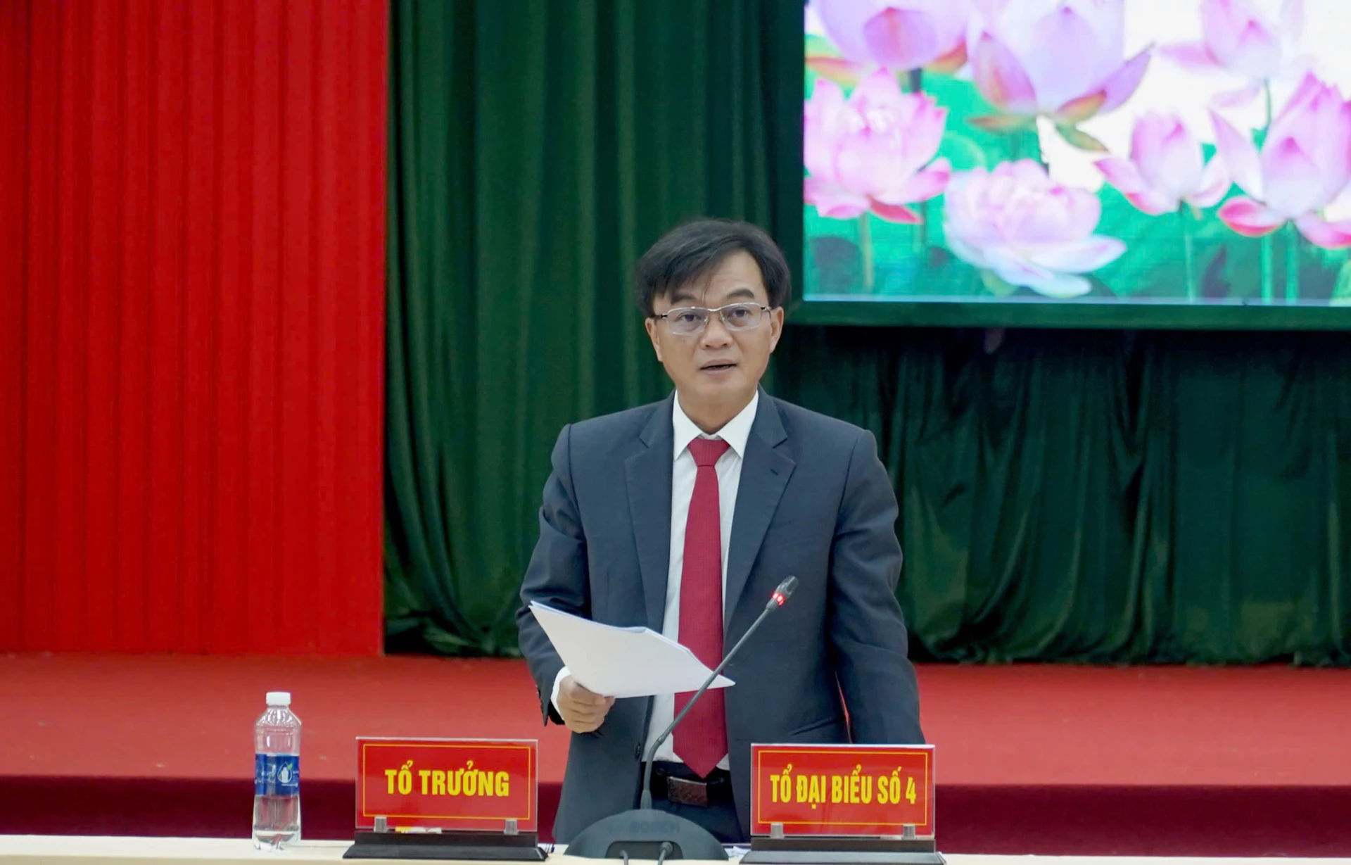 Đồng chí Nguyễn Chiến Thắng, Phó Bí thư Tỉnh ủy, Chủ tịch UBMTTQ Việt Nam tỉnh, Phó Chủ tịch Thường trực HĐND tỉnh, tổ trưởng điều hành phiên thảo luận.