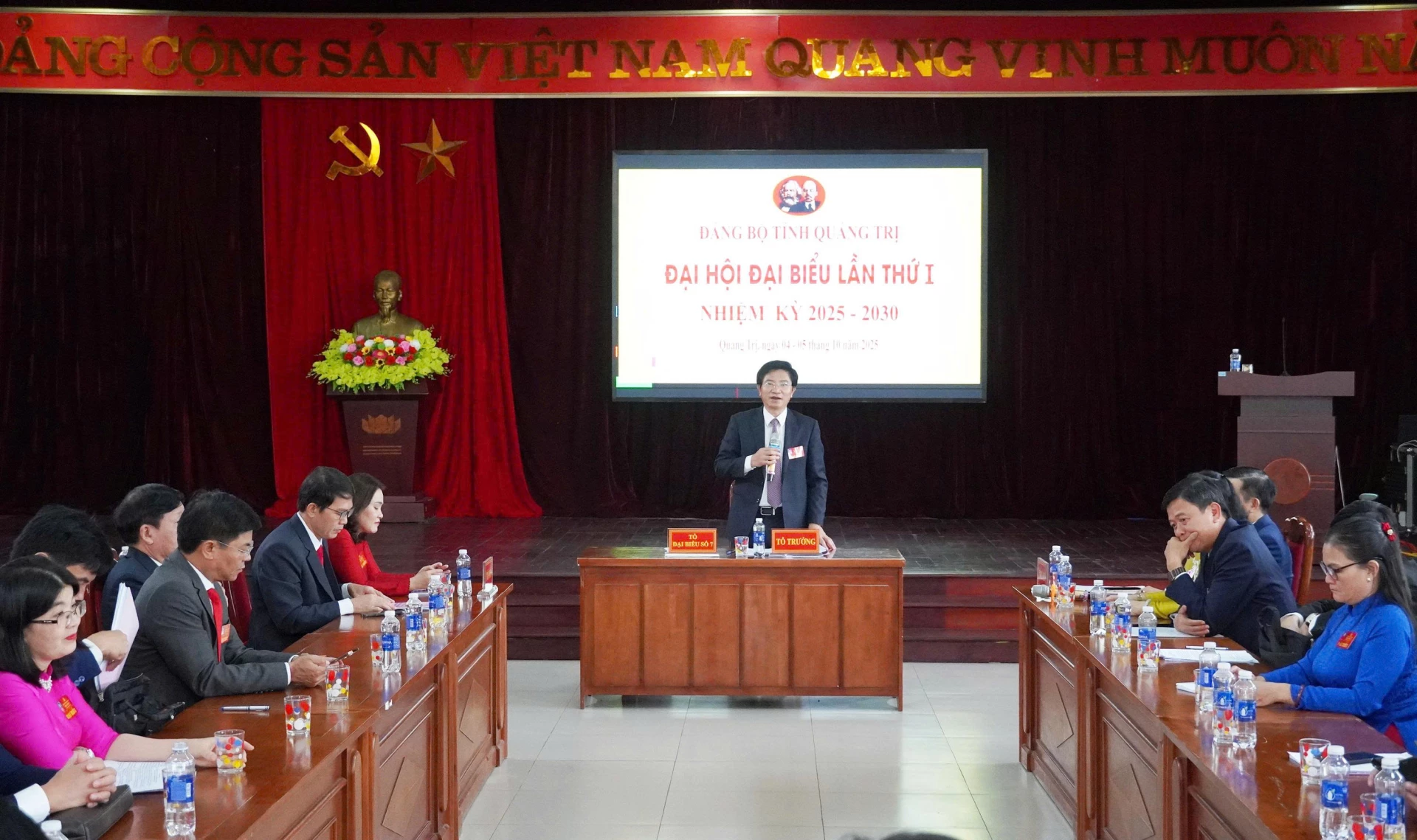 Đồng chí Trưởng Ban Tuyên giáo và Dân vận Tỉnh ủy Trương An Ninh điều hành thảo luận tại tổ đại biểu.