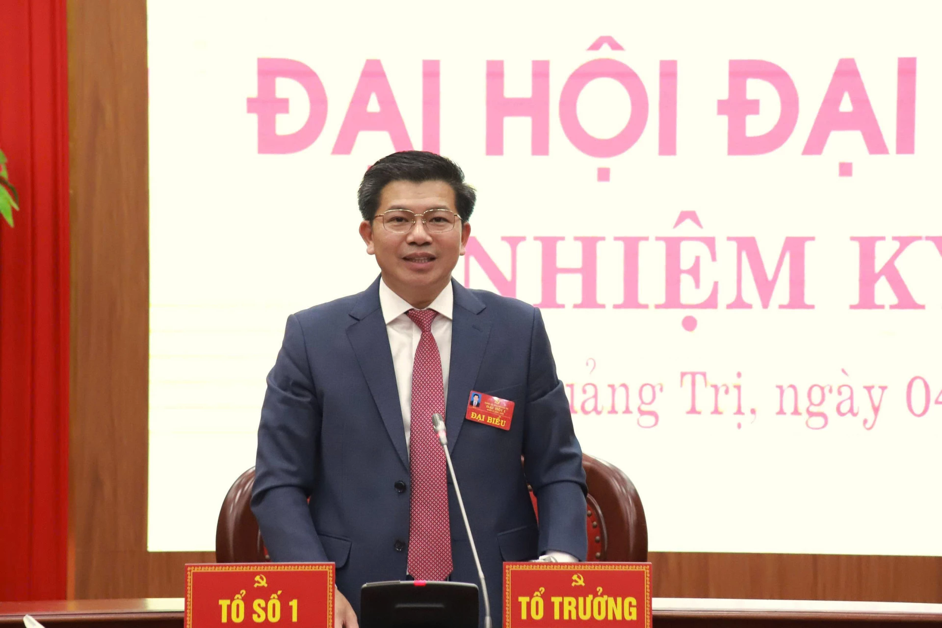Đồng chí Trần Vũ Khiêm, Phó Bí thư Tỉnh ủy, Trưởng Ban Tổ chức Tỉnh ủy, Tổ trưởng Tổ đại biểu số 1 điều hành phiên thảo luận. 