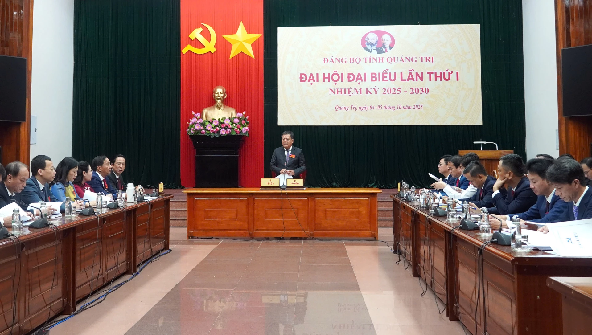 Đồng chí Trần Phong, Phó Bí thư Tỉnh ủy, Chủ tịch UBND tỉnh, Tổ trưởng tổ số 3 điều hành phiên thảo luận tổ