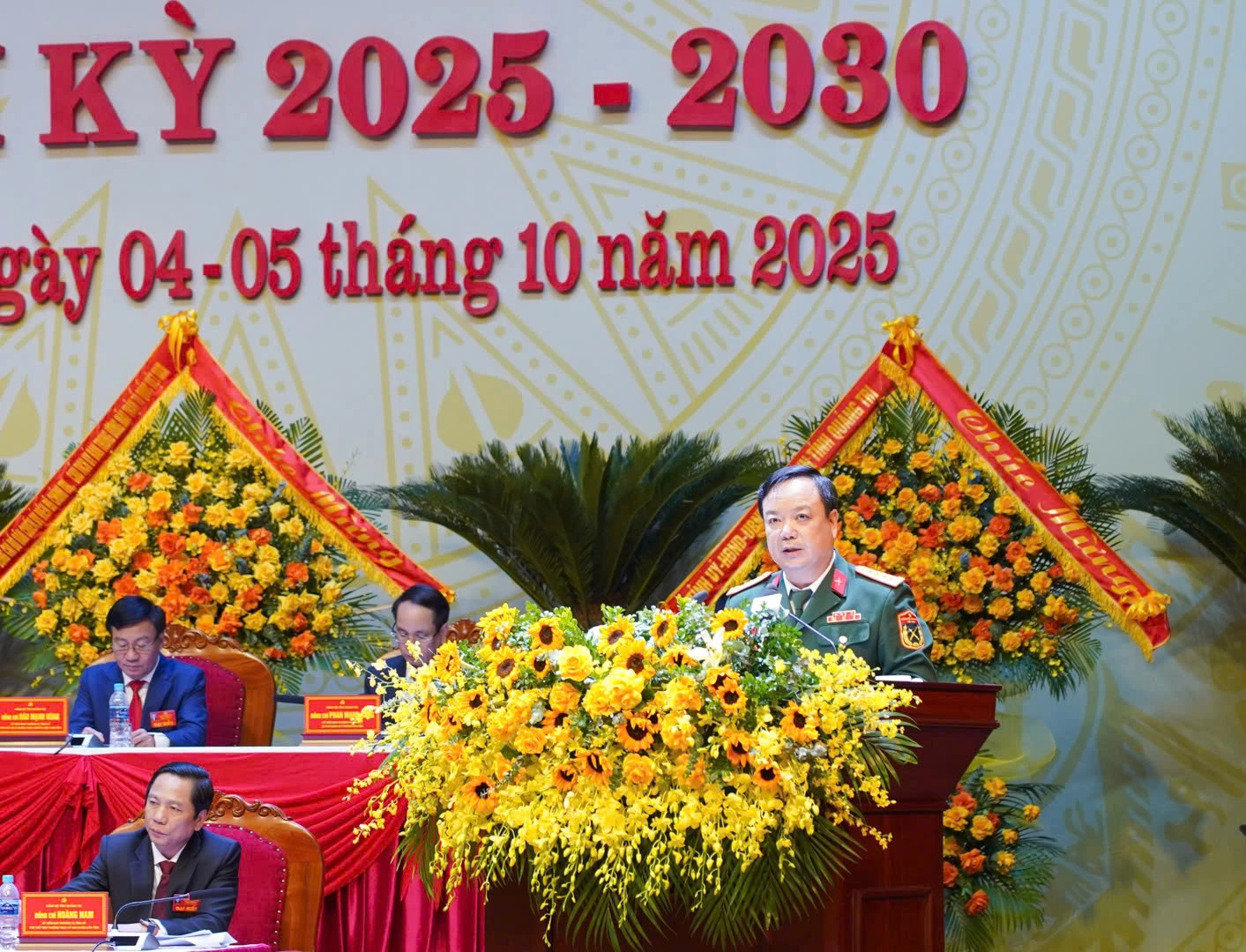 Ảnh: Đồng chí Đại tá Lê Hồng Việt, Phó Bí thư Đảng ủy, Chính ủy Bộ Chỉ huy Quân sự tỉnh Quảng Trị trình bày tham luận tại Đại hội - Ảnh: N.H