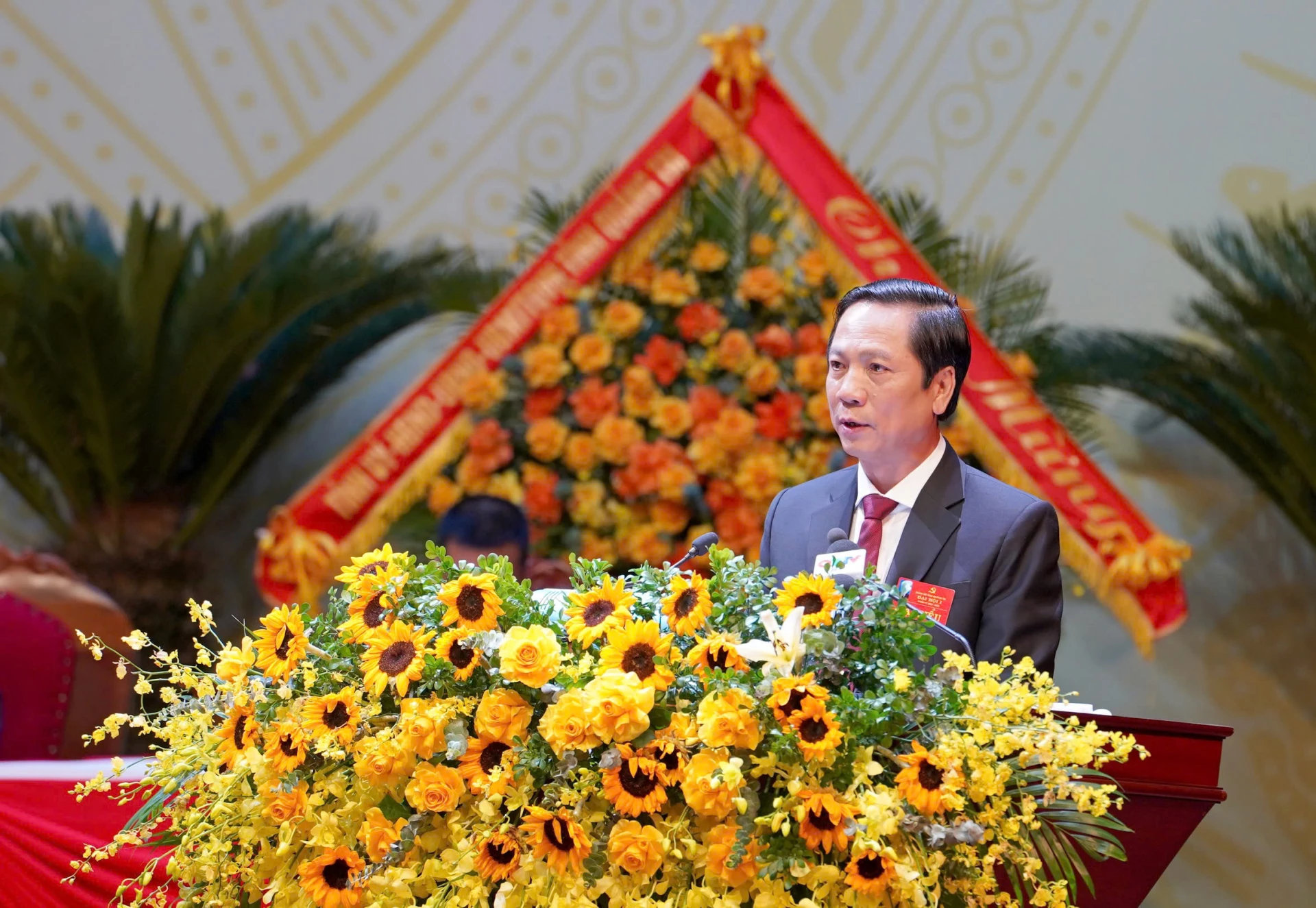 Đồng chí Hoàng Nam, Uỷ viên BTV Tỉnh uỷ, Phó Chủ tịch Thường trực UBND tỉnh báo cáo tổng hợp ý kiến của Đại hội thảo luận tham gia vào Báo cáo Chính trị của Đại hội Đảng bộ tỉnh 