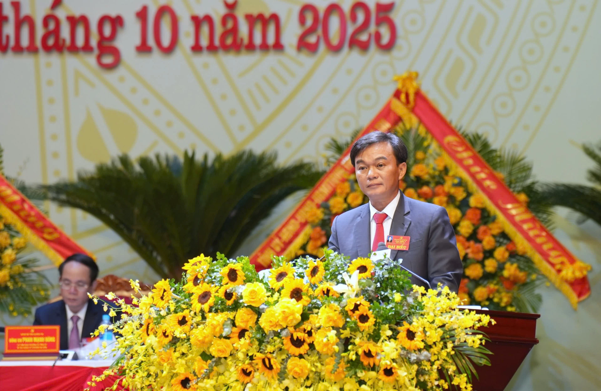 Đồng chí Nguyễn Chiến Thắng, Phó Bí thư Tỉnh ủy, Chủ tịch Ủy ban Mặt trận TQVN tỉnh, Phó Chủ tịch HĐND tỉnh thông qua Báo cáo tổng hợp ý kiến tham gia góp ý vào dự thảo các văn kiện trình Đại hội Đảng toàn quốc lần thứ XIV
