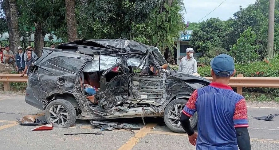 Sau va chạm, xe ô tô con bị biến dạng hoàn toàn - Ảnh: CTV