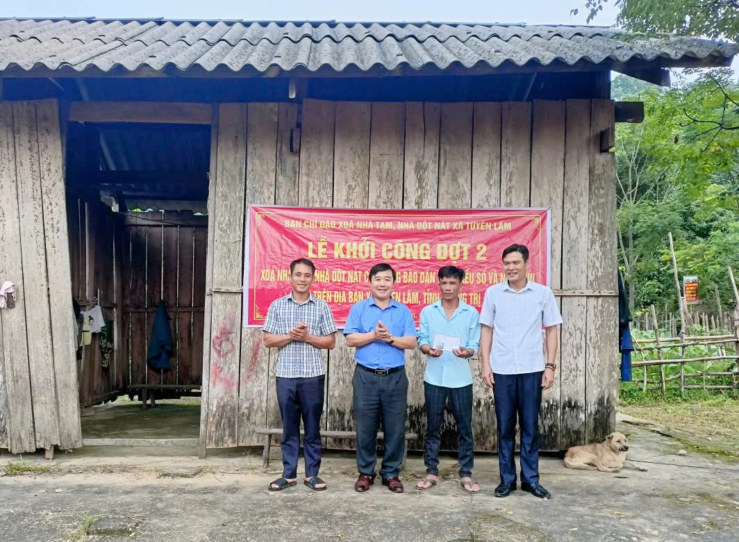 Lãnh đạo xã Tuyên Lâm tặng quà cho các già đình khởi công làm nhà - Ảnh: X.V


