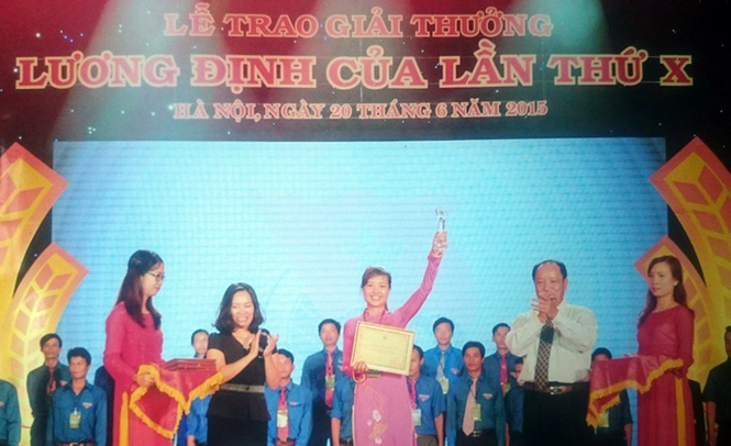 Gắn bó với ruộng đồng