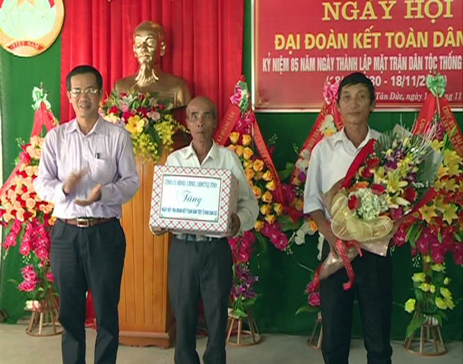 Các đồng chí lãnh đạo tỉnh dự "Ngày hội Đại đoàn kết toàn dân tộc"