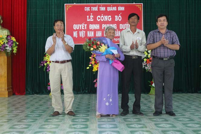 Cục Thuế Quảng Bình nhận phụng dưỡng Mẹ Việt Nam anh hùng Trần Thị Diệp