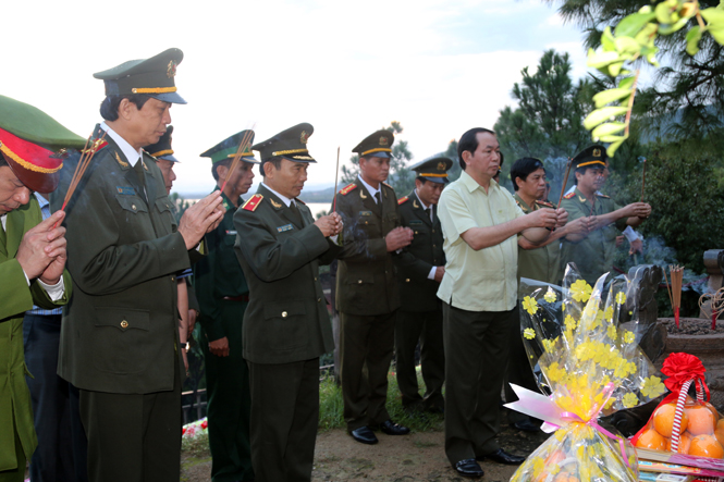 Đại tướng Trần Đại Quang, Uỷ viên Bộ Chính trị, Bộ trưởng Bộ Công an đặt vòng hoa, dâng hương viếng mộ Đại tướng Võ Nguyên Giáp