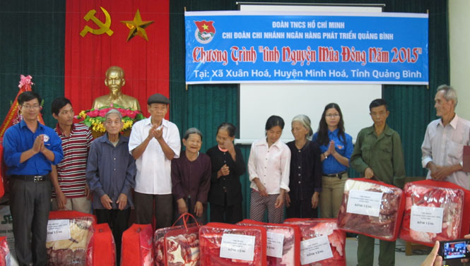 Chi đoàn Chi nhánh Ngân hàng phát triển Quảng Bình: Tổ chức chương trình "Tình nguyện Mùa Đông" năm 2015