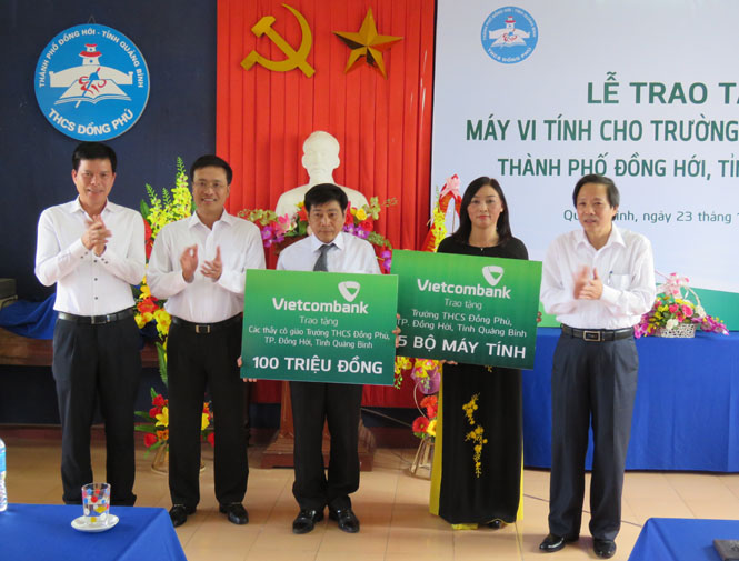 VietcomBank: Thăm và tặng quà cho Trường THCS Đồng Phú
