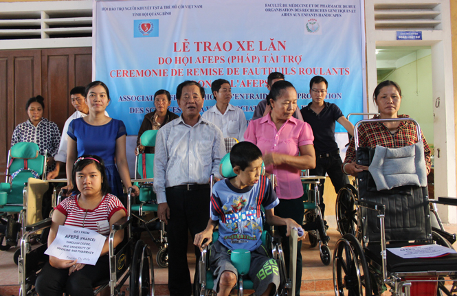 Tổ chức AFEPS tặng xe lăn cho trẻ khuyết tật
