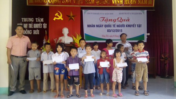 Tặng quà nhân ngày Quốc tế người khuyết tật