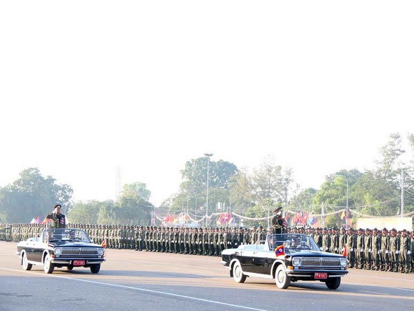 Lễ diễu binh, diễu hành chào mừng 40 năm Quốc khánh Lào