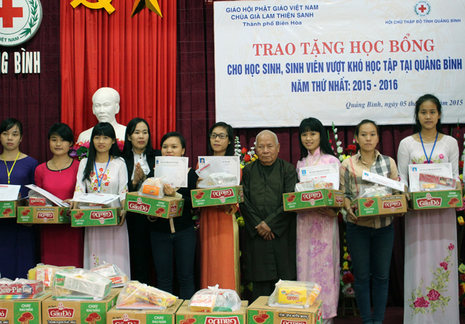Ban trị sự Chùa Già Lam Thiện Sanh, tỉnh Đồng Nai: Trao học bổng cho học sinh, sinh viên nghèo Quảng Bình