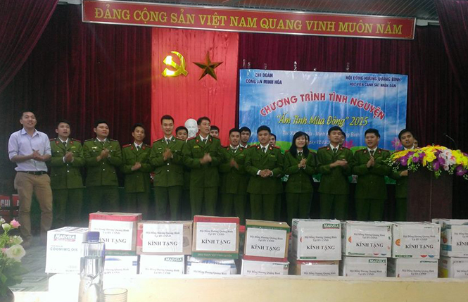 "Ấm tình mùa đông" cho học sinh vùng lũ