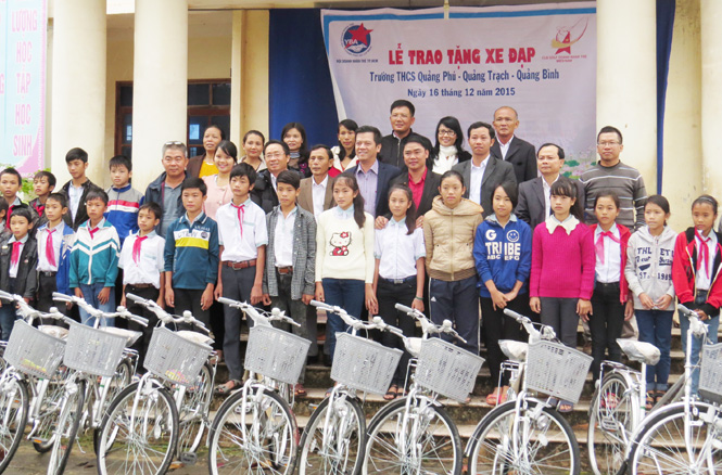 Hội doanh nhân trẻ TP. Hồ Chí Minh tặng 120 xe đạp cho học sinh nghèo học giỏi