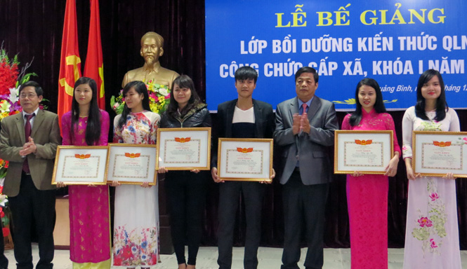 Bế giảng lớp bồi dưỡng kiến thức quản lý Nhà nước công chức cấp xã, khóa I năm 2015