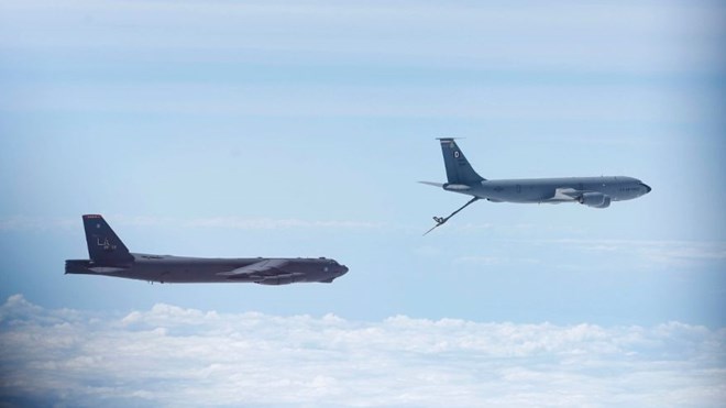Trung Quốc "cay cú" vì B-52 bay sát đảo nhân tạo xây trái phép