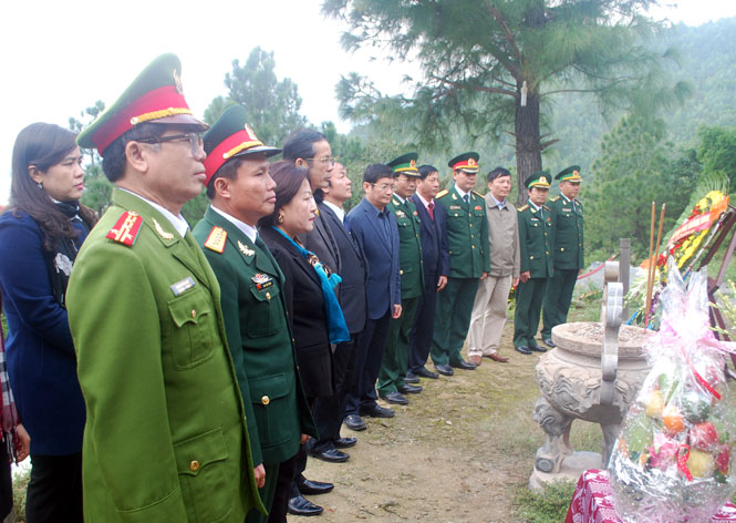 Các đồng chí lãnh đạo tỉnh dâng hương, viếng mộ Đại tướng Võ Nguyên Giáp