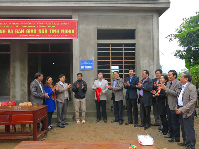 Khối thi đua các ngành tổng hợp: Khánh thành và bàn giao nhà tình nghĩa
