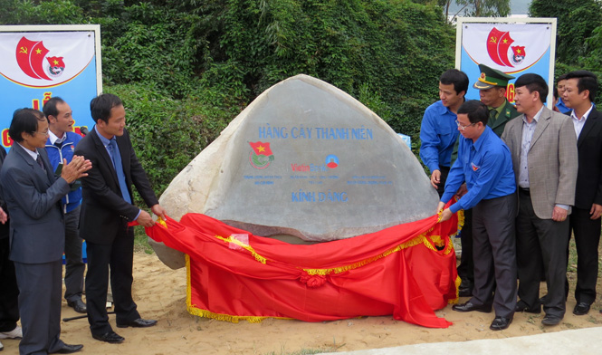 Gắn biển công trình "Hàng cây thanh niên" ở khu mộ Đại tướng Võ Nguyên Giáp